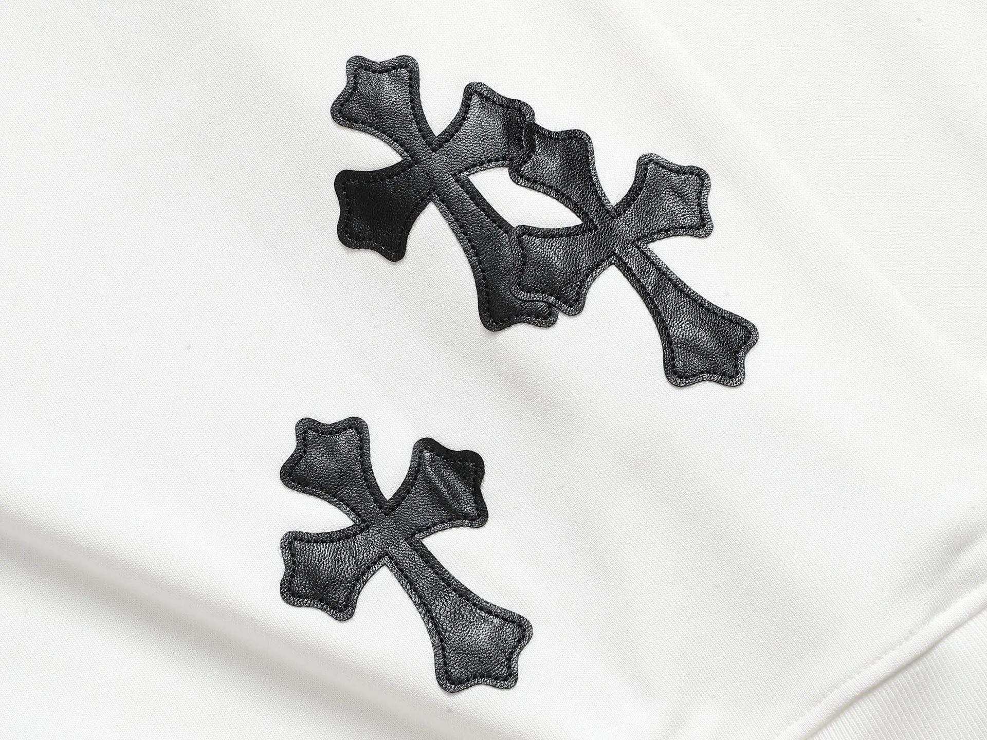 P230 Chrome hearts ch Chrome hearts cross leather embroidered round neck sweatshirt, large version, loose and stylish, low version, slim version, upper body and crotch pull, 100% commitment: top quality, not fast food, the highest version on the market, top quality, 420 grams, 26 custom-dyed double yarn cotton, same style for men and women, complete with three standards. Color: Black White Size: XS-L